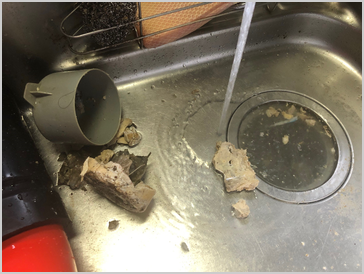 台所つまり　ポンプ作業)